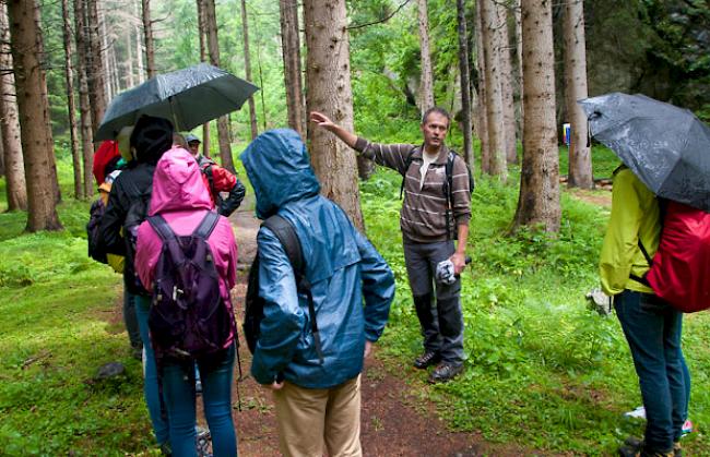 Peter Schwitter klärt die Schüler im Blindtälli über Naturgefahren auf.