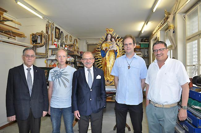 Dr. Alois Grichting, Restaurator Martin Furrer, Stadtpräsident Louis Ursprung, der Gliser Pfarrer Daniel Rotzer und Stadtschreiber Dr. Eduard Brogli (v.l.) vor der fertigen Marienstatue.