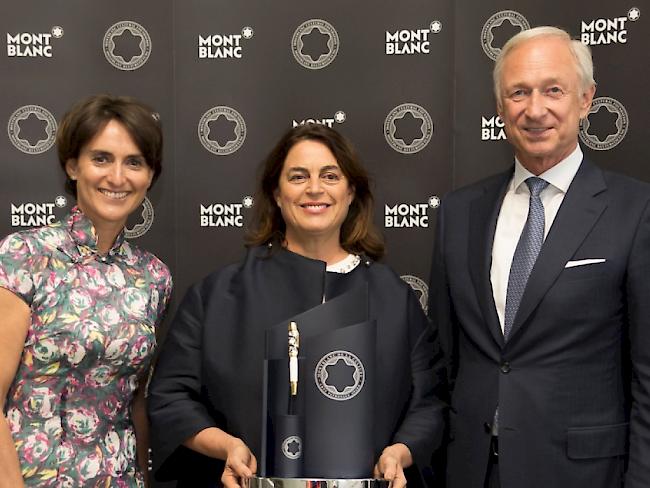 Lutz Bethge, Chairman der Montblanc Cultural Foundation und Delphine Favier, Geschäftsführerin Montblanc Schweiz, überreichen den Patron of Art Award an Maja Hoffmann (Handout Montblanc)