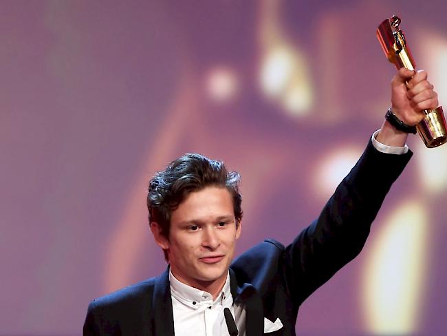 Joel Basman stemmt in Berlin die goldene Lola, den deutschen Filmpreis, für die beste Nebenrolle, in die Höhe. Der junge Schweizer Schauspieler blickt schon auf eine beachtliche Filmkarriere zurück.