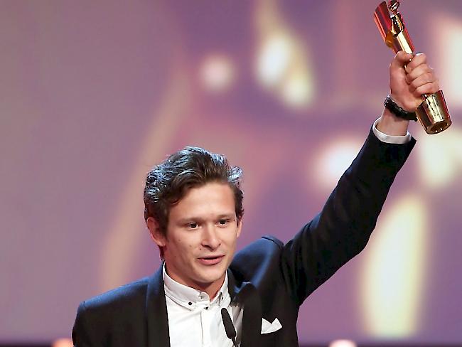 Joel Basman mit der Trophäe des deutschen Filmpreises. Die goldene Lola erhielt er für die beste Nebenrolle.