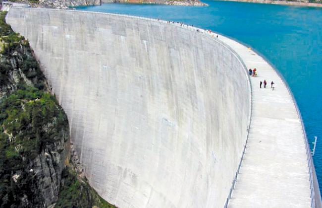 In Emosson wuchtet sich eine 180 Meter hohe Staumauer in die Höhe, sie nutzt die Wasser von Barberine.