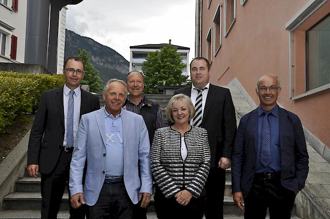 von links: SMZO-Direktor Willy Loretan, Stefan Fux, Mathias Bellwand, Iris Kündig Stössel, Matthias Eggel und Präsident Paul Burgener