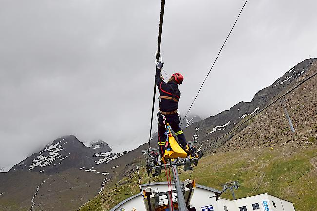 Der Pionier der Feuerwehr Saastal nähert sich der festsitzenden Gondel.