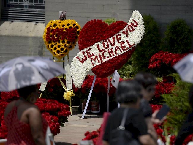 Gebinde zum Gedenken an Michael Jacksons Todestag vor seinem Mausoleum in Forest Lawn (Archiv)