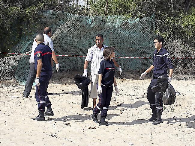 Tunesische Sicherheitskräfte am Tatort eines Selbstmordanschlags an einem Touristen-Resort in Sousse, im Oktober 2013. Sousse war erneut Ziel eines Terroranschlags.