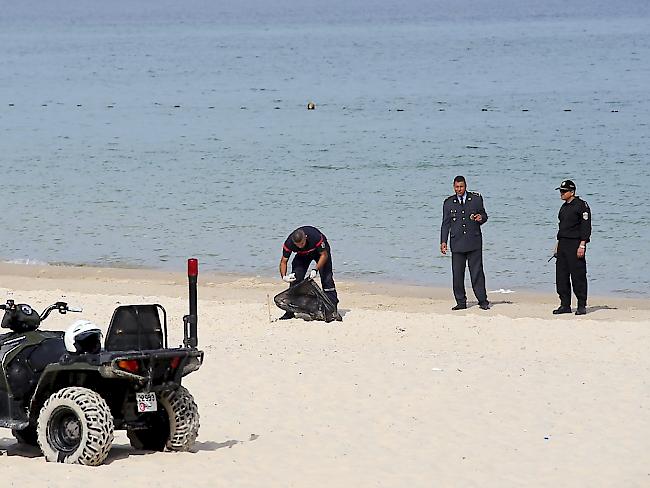 Tunesische Ermittler bei der Arbeit am Strand von Sousse nach dem Selbstmordanschlag vom Oktober 2013.