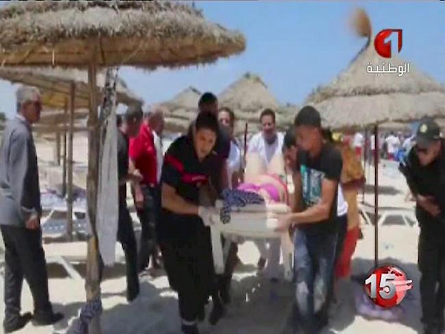 Screenshot vom Sender Tunisia TV1, der den Strand bei Sousse nach dem Anschlag zeigt.