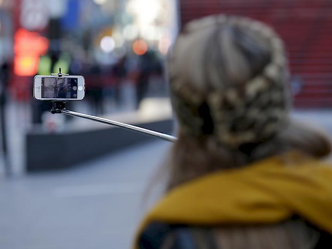 Der Selfie-Stick wird immer beliebter für Fotos in allen möglichen und unmöglichen Situationen - in den Disney-Freizeitparks ist damit nun Schluss (Symbolbild)