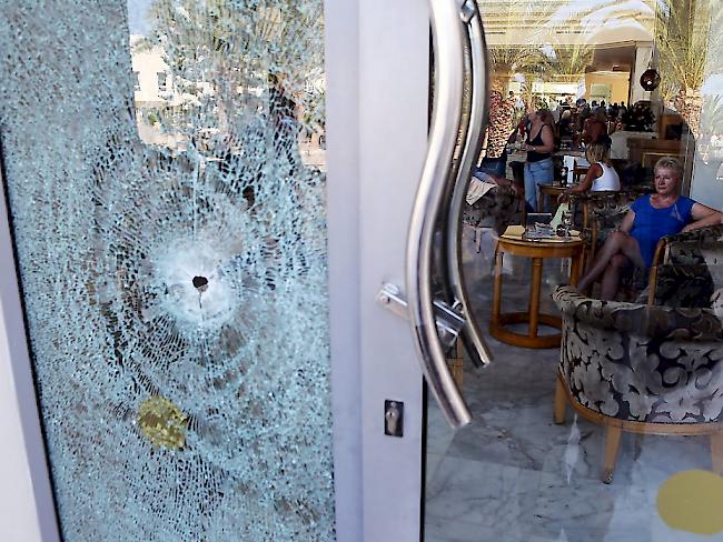 Der Attentäter von Sousse schoss zunächst am Strand und dann beim Hotel Riu Imperial Marhaba auf Touristen - Einschussloch in einer Glastür des Hotels