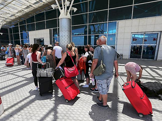 Massenabreise aus Tunesien - Touristen stauen sich am Samstag am Flughafen von Sousse.