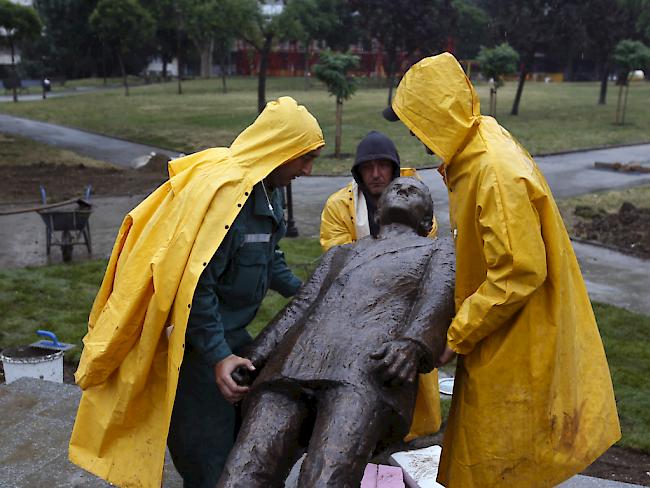Arbeiter stellen die Bronzestatue des serbischen Weltkriegsattentäters Gavrilo Princip in Belgrad auf