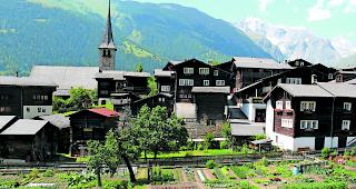 Die historische Orgel in Ernen wird vorgef&uuml;hrt.