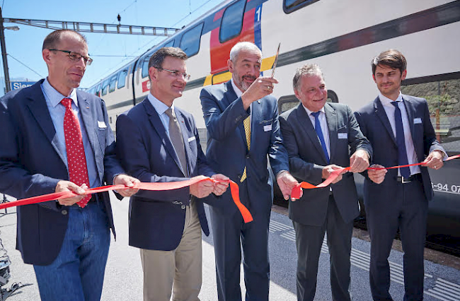 Im Beisein von Staatsratspräsident Jacques Melly, François Genoud, Stadtpräsident von Siders, Christophe Mayor, Projektleiter STEP beim Bundesamt für Verkehr, und Philippe Gauderon, Leiter von SBB Infrastruktur und Mitglied der Konzernleitung, wurde am Montagmorgen der neue Gobet-Tunnel in Siders eingeweiht.