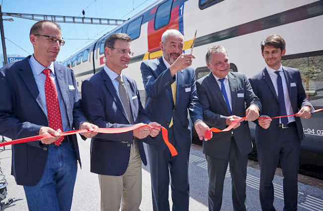 Im Beisein von Staatsratspräsident Jacques Melly, François Genoud, Stadtpräsident von Siders, Christophe Mayor, Projektleiter STEP beim Bundesamt für Verkehr, und Philippe Gauderon, Leiter von SBB Infrastruktur und Mitglied der Konzernleitung, wurde am Montagmorgen der neue Gobet-Tunnel in Siders eingeweiht.
