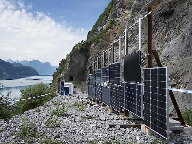 Blick auf die Solartestanlage im alten Steinbruch am Walensee. Die geplante Solaranlage soll elf Fussballfelder gross werden.