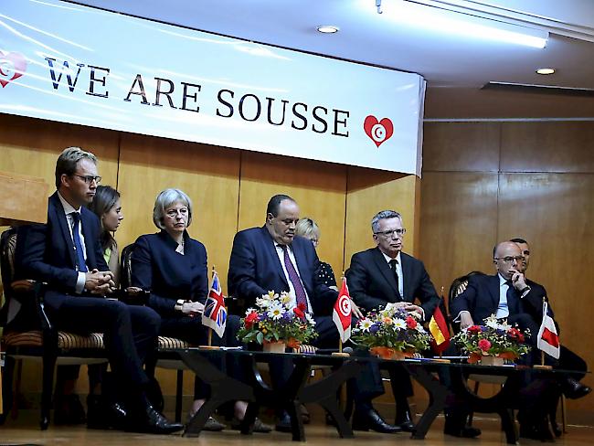 Der tunesische Innenminister Gharsalli (Mitte) flankiert in Sousse rechts von seinen Amtskollegen de Maizière (Deutschland) und Cazeneuve (Frankreich) sowie Theresa May (Grossbritannien) links.