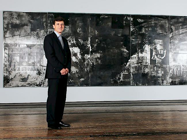 Josef Helfenstein im Foyer der Menil Collection in Houston, Texas - Bild im Hintergrund: Robert Rauschenberg: Holiday Ruse (Night Shade), 1991.