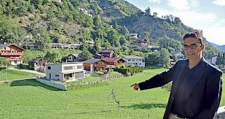 Gemeinderat von Bitsch, Ivo Nanzer: &laquo;Diese Parzelle wollen wir erschliessen.&raquo;