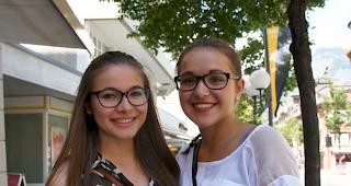 Alexandra Venetz (links) aus Ried-Brig und Seada Omerovic aus Glis: &laquo;Uns gef&auml;llt das Wetter im Moment gut. Das ist viel besser als Regen und K&auml;lte. Zur Abk&uuml;hlung gehen wir schwimmen, trinken viel Wasser und suchen schattige Pl&auml;tzchen.&raquo;