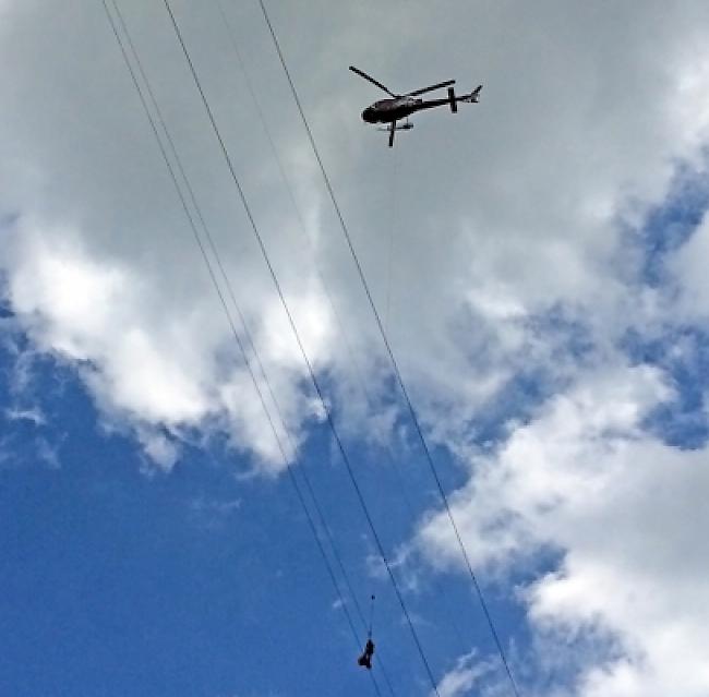 Die Evakuation des Piloten wird für die Rettungsspezialisten zum Hochseilakt. 