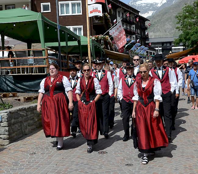 Da der Jodlerclub Ahori aus Brig-Glis 2017 das Eidgenössische Jodlerfest organisieren wird, durfte er beim Einmarsch an der Eröffnungsfeier zum 28. Westschweizer Jodlerfest in Saas-Fee teilnehmen.