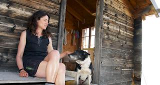 Hirtin Wibke Widuch (38) mit Hund &laquo;Goa&raquo; am Sonntagmorgen vor ihrer H&uuml;tte auf 2300 Metern &uuml;ber Meer im T&ouml;rbelt&auml;lli.