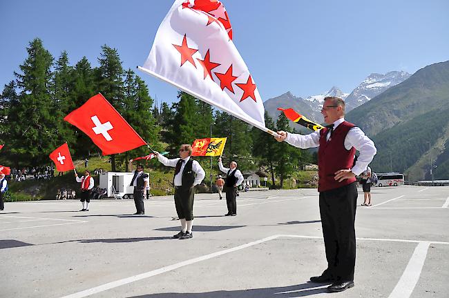 Farbe bekennen. Fahnenschwinger gehören zu einem Jodlerfest ebenfalls dazu.