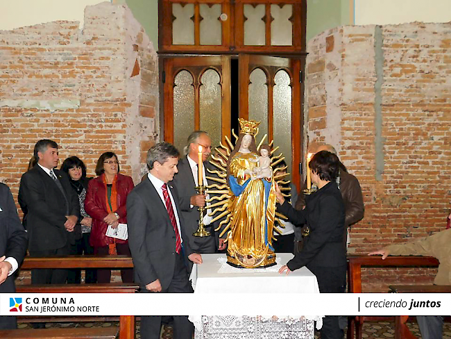 Die Briger Stadträte Karl Schmidhalter (mit Kerze) und Lucia Näfen-Zehnder während der Einweihung des Geschenks, einer Kopie der Gliser Marienstatue.