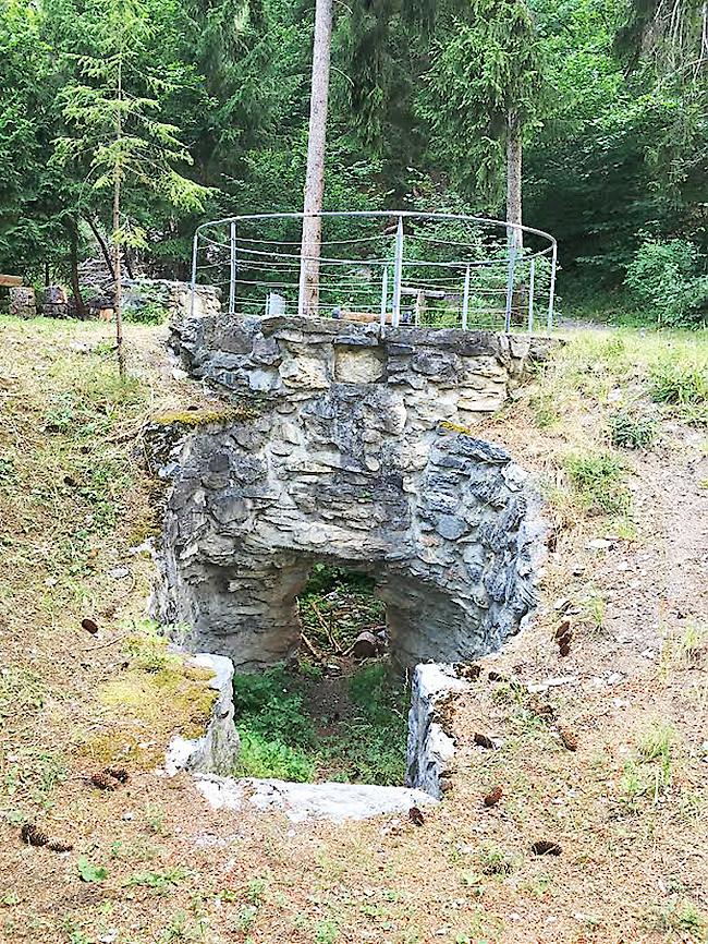 Vermehrt wurde ein Kalkofen in einem Wald gefunden. Im Bild: Ein Kalkofen in Inden.