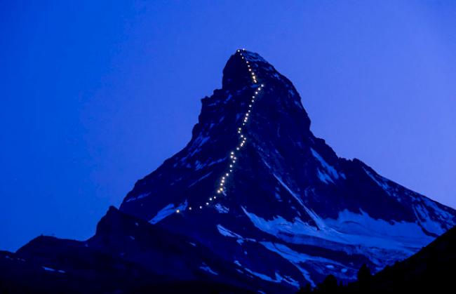 50 Lampen erleuchten das Matterhorn bis Mitte oder Ende August jeden Abend.