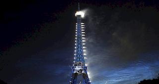 Der Pariser Eiffelturm ist wegen Winterwetters derzeit geschlossen. (Archiv)