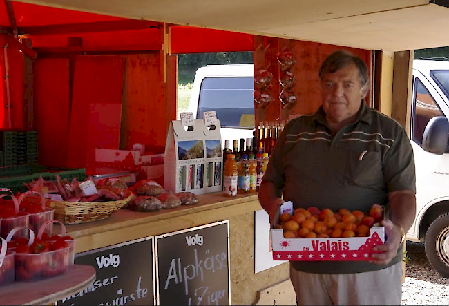 Fux Heinrich, der einzige Oberwalliser Aprikosenbauer, verkauft seine Früchte am Turtmänner Kreisel.