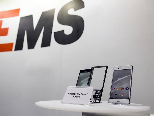 Fanden die vergangenen Monate regen Absatz: Materialien von Ems, die beispielsweise bei der Herstellung von Smartphonegehäusen eingesetzt werden. (Archivbild)