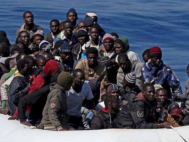 Bootsflüchtlinge aus Afrika, die ans italienische Festland gebracht werden (Archiv)