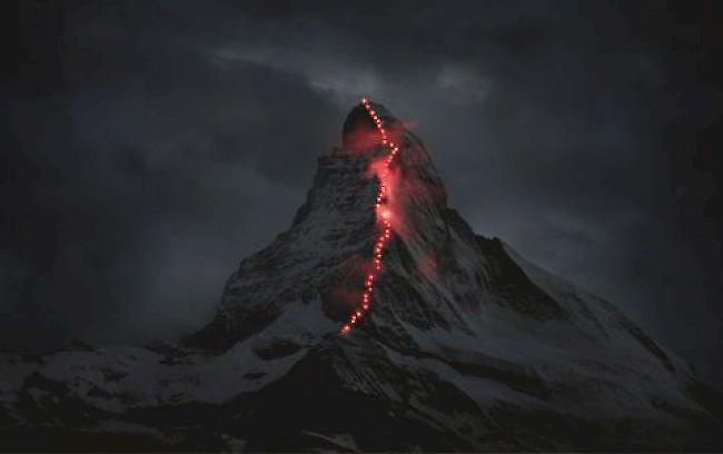 Das beleuchtete Matterhorn.
