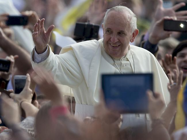 Papst bei der Ankunft zum Feiern einer Messe in Asunción