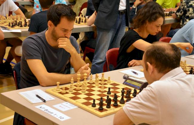 GM Yannick Pelletier (links) gewann den Spitzenkampf der 5. Runde des Nationalturniers gegen GM Vadim Milov.