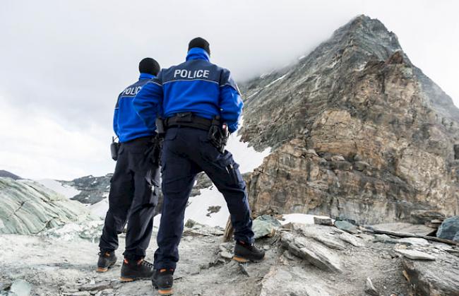 Polizeibeamten bewachen den Einstieg zum Matterhorn. Dieses wird am morgigen Jubiläumstag der Erstbesteigung geschlossen bleiben.