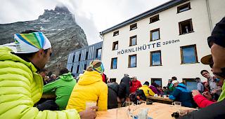 Die geladenen G&auml;ste auf der Terrasse vor der renovierten H&ouml;rnlih&uuml;tte