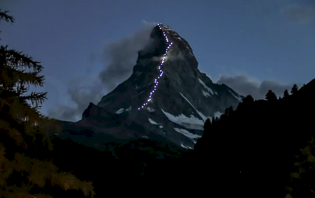 Alle zehn Sekunden beginnt eine der 50 am Berg platzierten, solarbetriebenen Lampen zu leuchten.