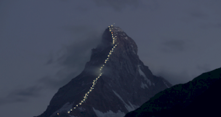 Die rote Leuchte markiert den Ort, wo vier Bergsteiger einer Siebnergruppe im Abstieg vom Matterhorn den Tod fanden.