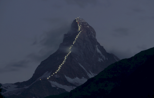 Die rote Leuchte markiert den Ort, wo vier Bergsteiger einer Siebnergruppe im Abstieg vom Matterhorn den Tod fanden.