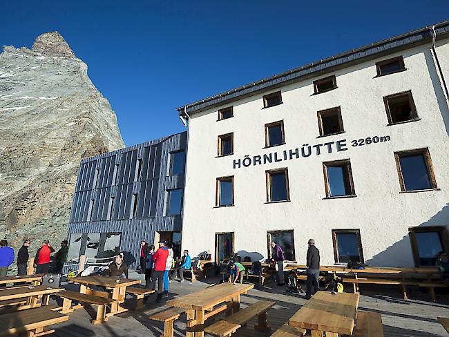 Die neue Hörnlihütte mit dem modernen Anbau links am frühen Morgen vor der Einsegnung.