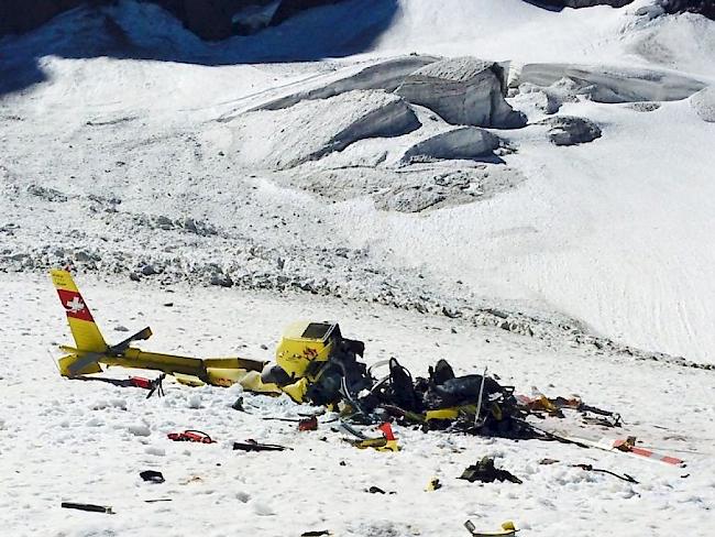 Das Wrack des Helikopters auf dem Guggigletscher