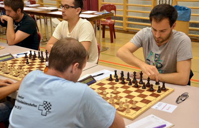 Nach der Niederlage von GM Yannick Pelletier (rechts) gegen GM Sergej Owsejewitsch kam es an der Spitze des Nationalturniers zum grossen Zusammenschluss.
