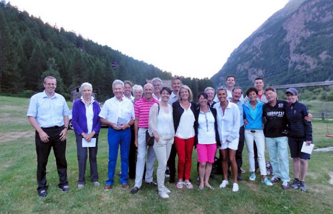 Die Gewinner der 10. Golf-Trophy der Raiffeisenbank Mischabel-Matterhorn mit Karlheinz Fux, Vorsitzender der Bankleitung