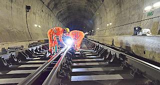 Die Weichen im L&ouml;tschberg-Basistunnel werden regelm&auml;ssig kontrolliert.