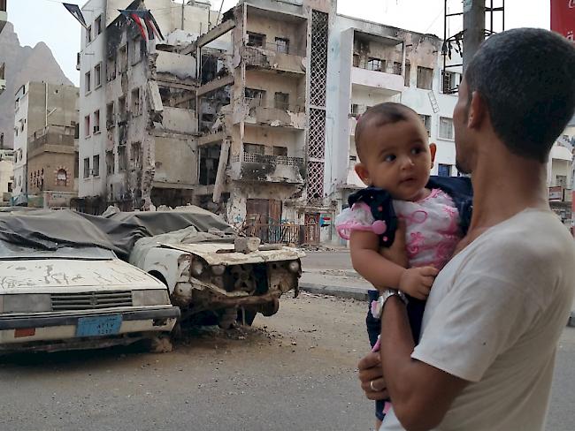 Beschuss mit Granaten und Raketen: Mann vor Ruinen in der jemenitischen Stadt Aden nach dem Angriff der Huthi-Rebellen