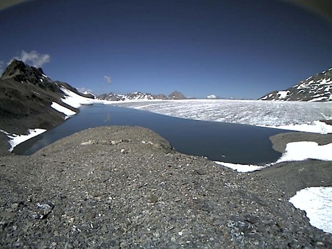 Durch Schmelzwasser bilden sich auf dem Plaine Morte-Gletscher jedes Jahr mehrere Gletscherseen. Der Favergessee (hier im Bild) auf der Grenze Bern-Wallis entleert sich jeweils auf die Berner Seite in die Simme.